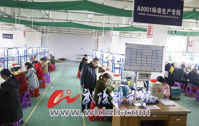 返鄉(xiāng)建起“脫貧工廠”，把電子產(chǎn)品賣到國(guó)外